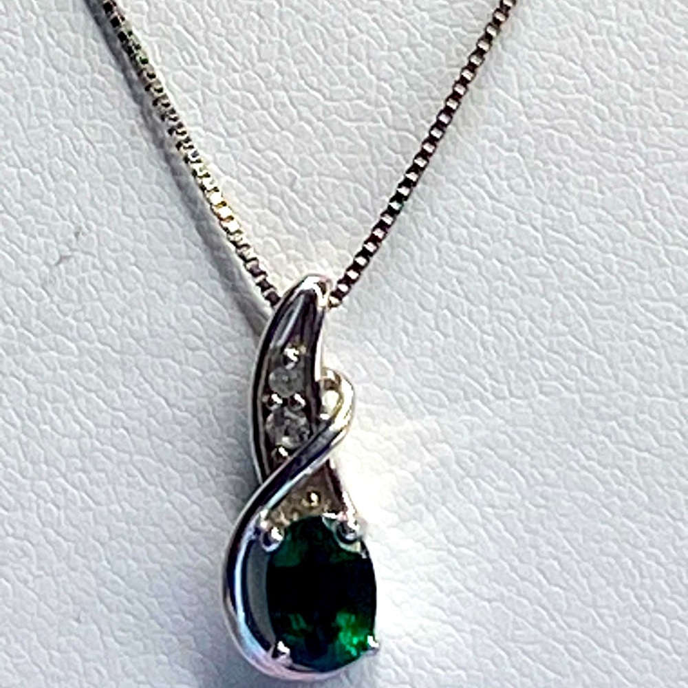STERLING SILVER EMERALD GREEN PENDANT
